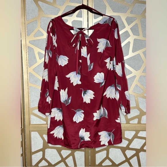 Cynthia Steffe Floral V-Neck Split Sleeve Shift Dress - Picture 3 of 7